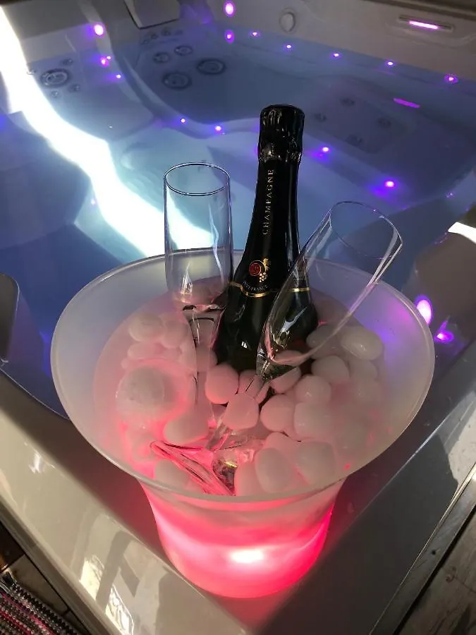 Tatil Evi Loft Privatise Avec Spa Xxl Et Piscine Chauffee Bruz Fransa